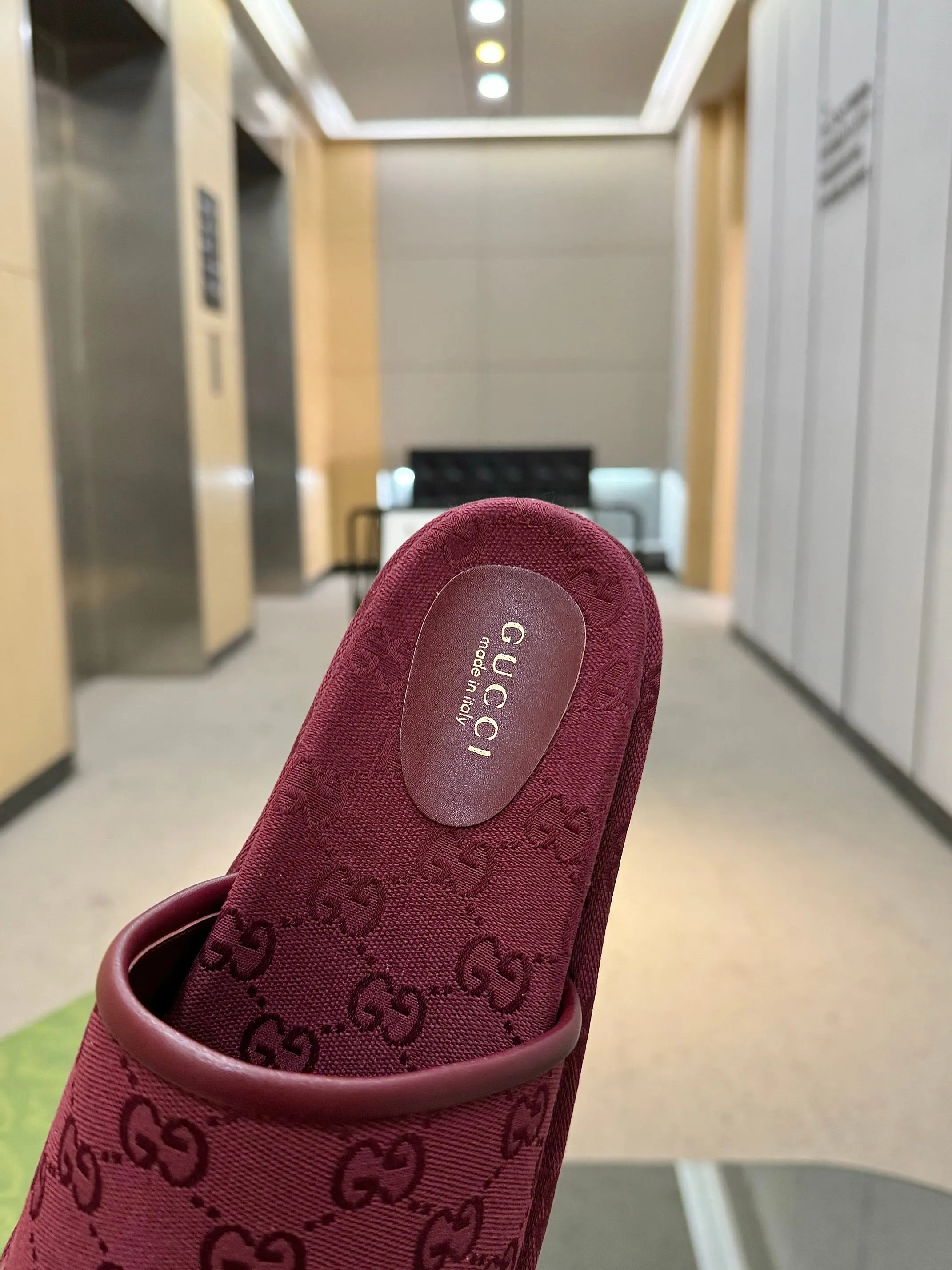 👟👟Ex-factory price 400👟👟 Shipped all year round, Gucci's latest limited edition thick-soled slippers. Top quality for sale. Purchase genuine product for development. The material and workmanship are consistent with the original. Upper: original special printing process. Lining: dyed sheepskin. Outsole: Italian private model outsole. Size: 35-43M standard size. 41, 42, 43 are also customized and cannot be returned. Sole thickness: 5.5cm. Forefoot 4cm.